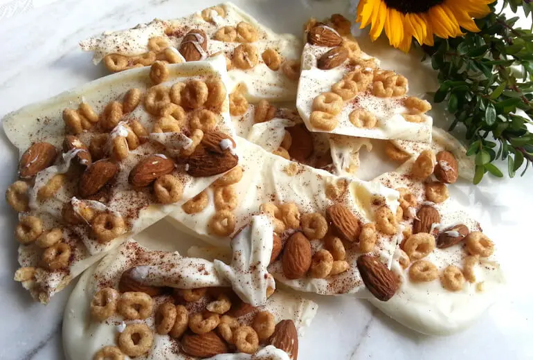 Palanqueta de Chocolate Blanco con Cheerios™ y Almendras