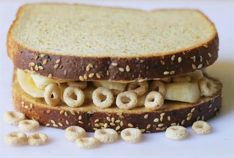 Sándwich de Mantequilla de Maní, Banana y Cheerios