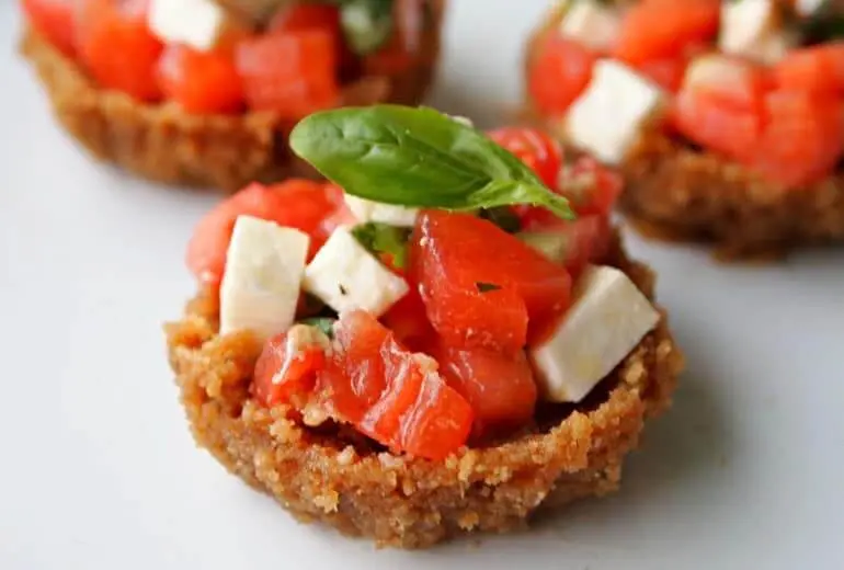 Tartaletas de Cheerios Rellenas de Ensalada Caprese