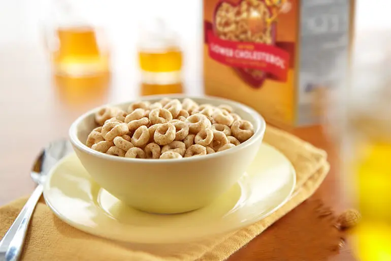 A bowl of honey nut cheerios.